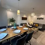 Stylish Home Near Train-Station Parking Extra