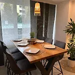 Stylish Home Near Train-Station Parking Extra